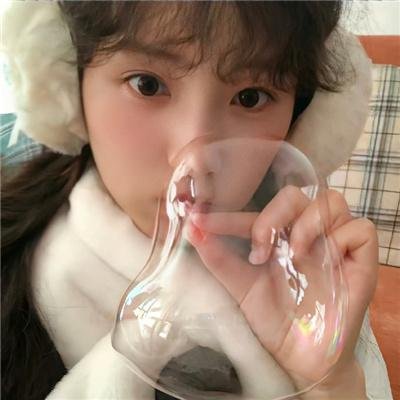 空房间里的女人